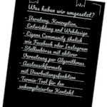 Ein Schwarz-Weiß-Foto eines Notizblocks für die Erstellung und Umsetzung eines Digitalprojekts.